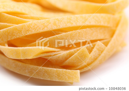Tagliatelle paglia e fieno tipycal italian pasta. Tagliatelle paglia e fieno tipycal italian pasta. 10848036