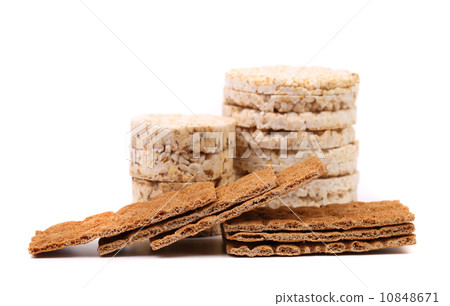Whole grain crisp bread and puffed rice snack. 10848671