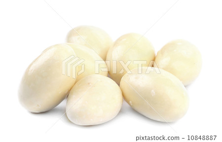 White dragee covered chocolate. 10848887