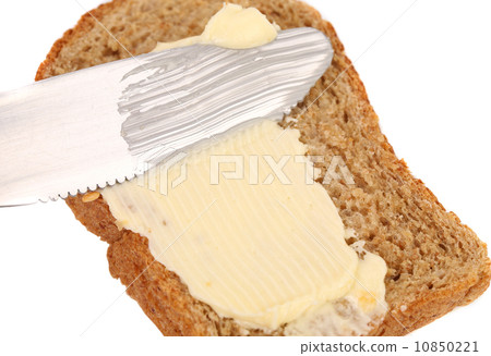 Smear butter on bread the knife. 10850221