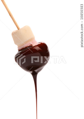 Marshmallow in chocolate syrop. 10850383