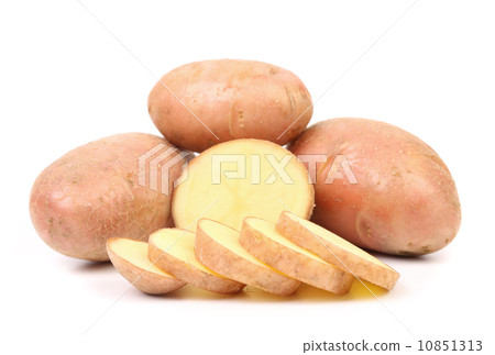 Ripe red potatoes and slices. 10851313