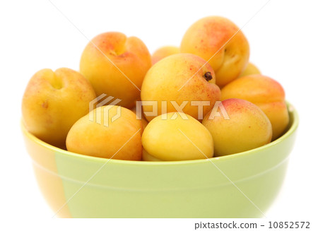 Apricots in a deep plate. 10852572