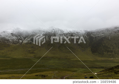 Snow covered hills quietly Snow covered hills quietly 10859486