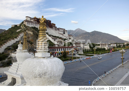 Potala palace in Lhasa, Tibet 10859757