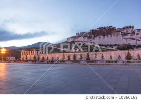 Potala Palace at night 10860162