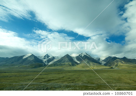 Tibet's snow-capped mountains in the Qinghai-Tibet line Tibet's snow-capped mountains in the Qinghai-Tibet line 10860701