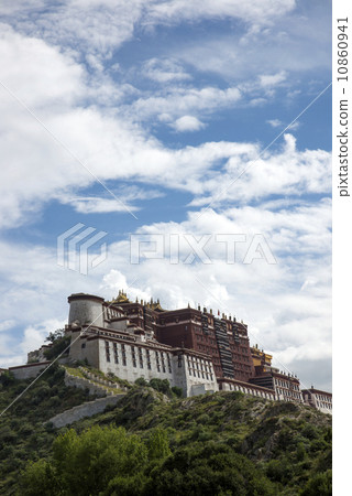 Potala palace in Lhasa, Tibet 10860941
