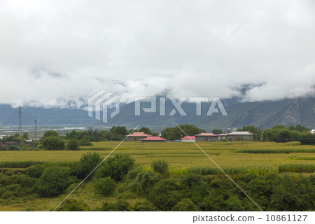 Clouds mountains farmland Clouds mountains farmland 10861127
