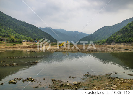 Lake mountain landscape 10861140