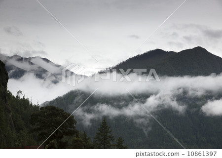 Mountains clouds Mountains clouds 10861397