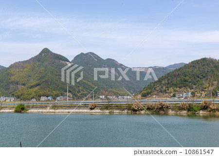 Mountain village lake 10861547