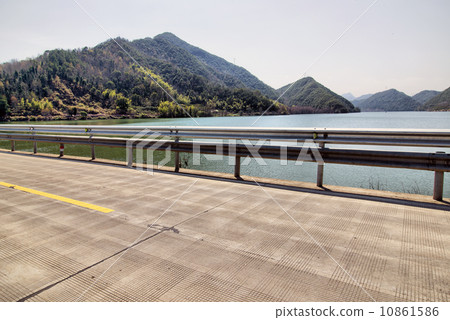 Beautiful lake road Beautiful lake road 10861586
