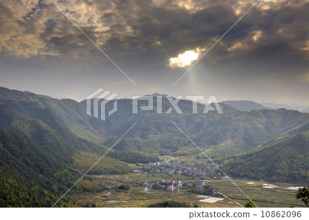 Mountains pastoral countryside 10862096