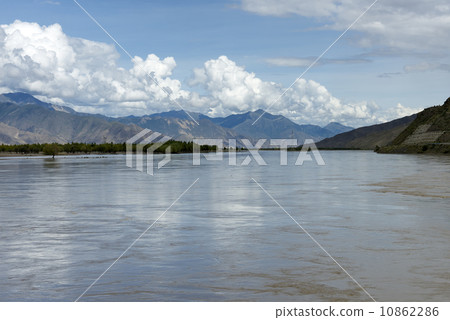 Mountain lakes in Tibet tree Mountain lakes in Tibet tree 10862286