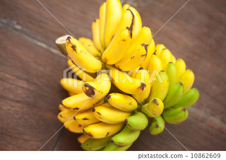 bunch of bananas on a wooden surface bunch of bananas on a wooden surface 10862609