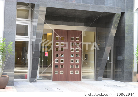 Mansion Approach 10862914