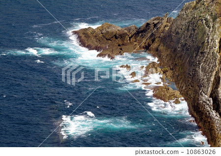 Waves and rocks 10863026