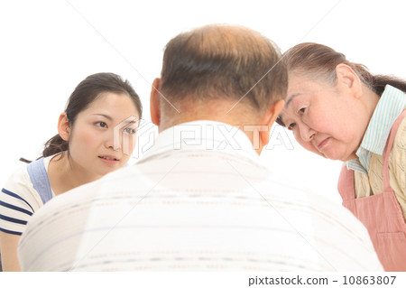 Two women in the apron shape to see the state of the male 10863807