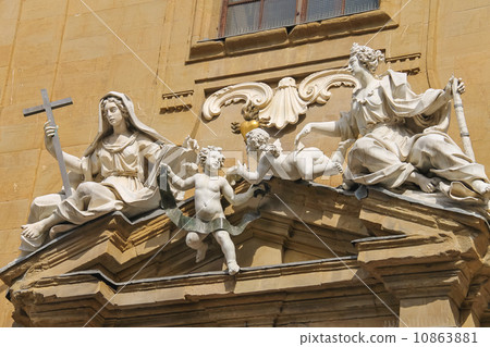 Sculpture composition on building of Court of Justice on Piazza 10863881