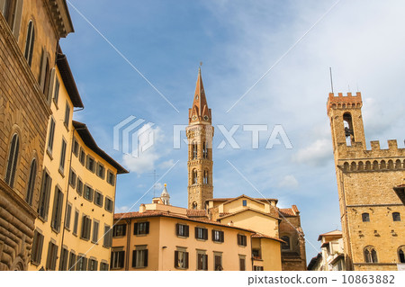 Bell tower of Palazzo del Bargello and church spire of Badia Fio 10863882