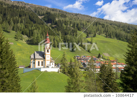 蒂羅爾地區的紅色屋頂教堂 10864417