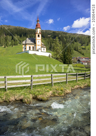 蒂羅爾地區的紅色屋頂教堂 10864418