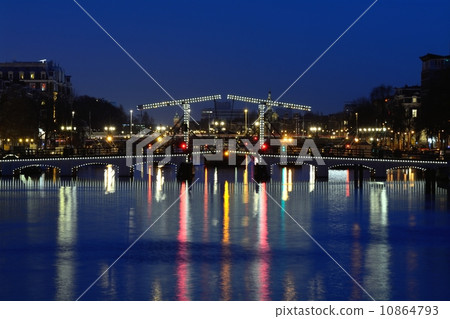 Magere荷蘭橋樑在阿姆斯特丹，荷蘭 10864793