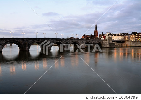 聖潔地窖橋樑馬斯特里赫特，荷蘭晚上視圖 10864799