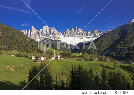 Hune谷和Dolomiti阿爾卑斯春天風景 10864873
