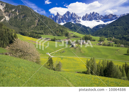 Hune谷和Dolomiti阿爾卑斯春天風景 Hune谷和Dolomiti阿爾卑斯春天風景 10864886