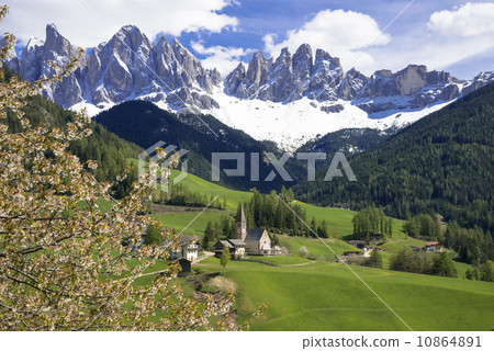 Hune谷和Dolomiti阿爾卑斯春天風景 10864891