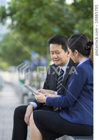 Confident Asian Business People in discussion in park 10865705