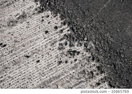 Background texture of laying fresh new asphalt over cleaned road surface 10865769