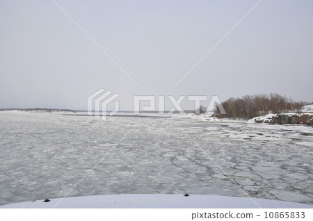 At the ferry to Suomenlinna Island 10865833