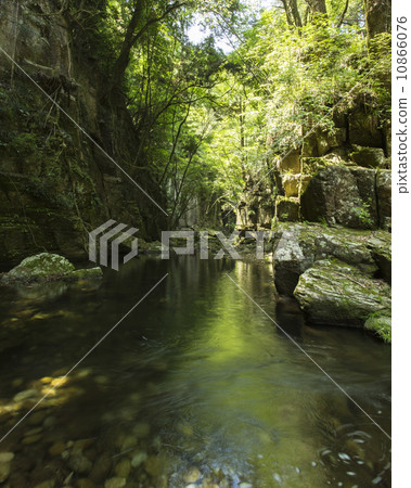 紅眼睛的瀑布 10866076