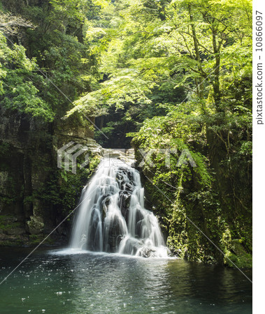 紅眼睛的瀑布 10866097