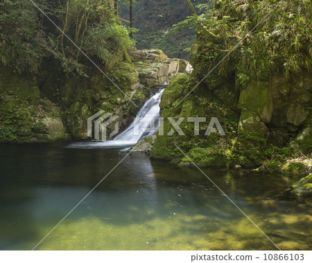 紅眼睛的瀑布 10866103