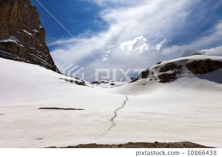 Footpath through snowy plateau Footpath through snowy plateau 10866438