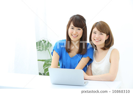 使用便攜式計算機的兩位小姐 使用便攜式計算機的兩位小姐 10868310