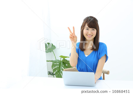使用膝上型計算機的一個女孩 使用膝上型計算機的一個女孩 10868451