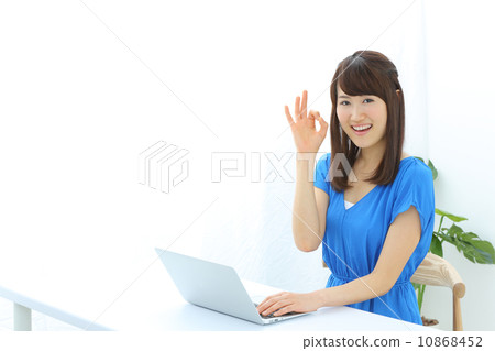 使用膝上型計算機的一個女孩 使用膝上型計算機的一個女孩 10868452