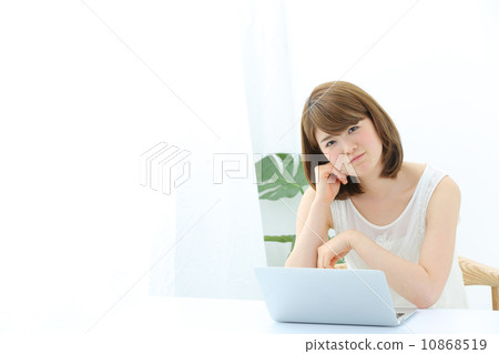A young girl using a laptop 10868519