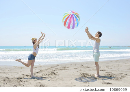 使用與海灘球的年輕夫婦 10869069
