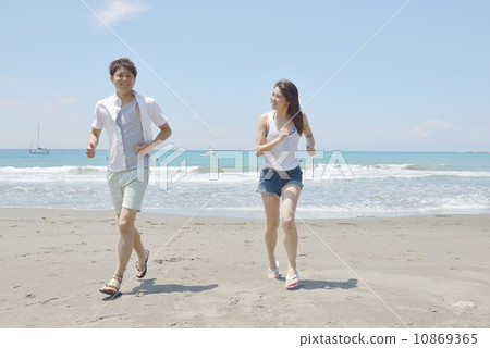 跑在海灘的年輕夫婦 跑在海灘的年輕夫婦 10869365