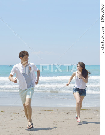 跑在海灘的年輕夫婦 跑在海灘的年輕夫婦 10869366