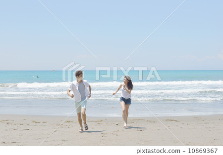 跑在海灘的年輕夫婦 跑在海灘的年輕夫婦 10869367
