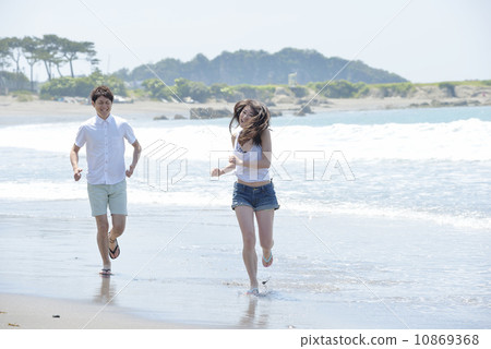 跑在海灘的年輕夫婦 跑在海灘的年輕夫婦 10869368