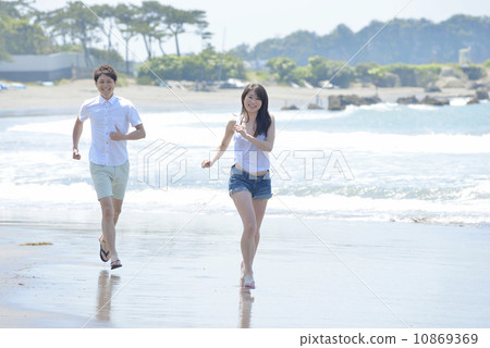 跑在海灘的年輕夫婦 跑在海灘的年輕夫婦 10869369