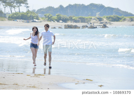 跑在海灘的年輕夫婦 跑在海灘的年輕夫婦 10869370
